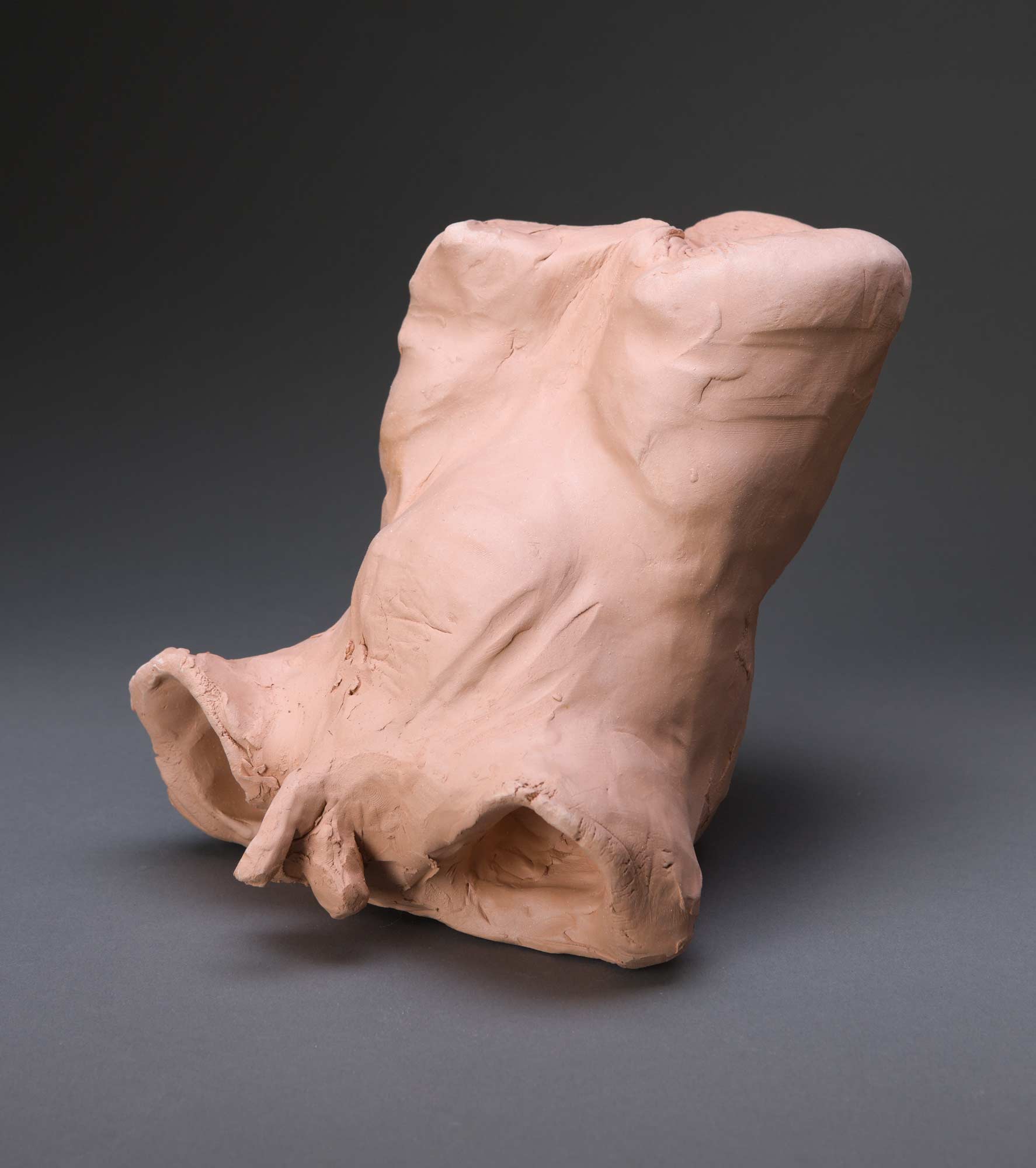 TORSO VI, 2024 - Terracotta von Yvonne Roeb