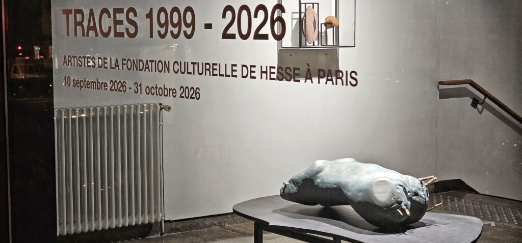 Die Selbstdarstellung der Künstlerin Yvonne Roeb als fragmentierter Torso ist Bestandteil der Installation TRACES.